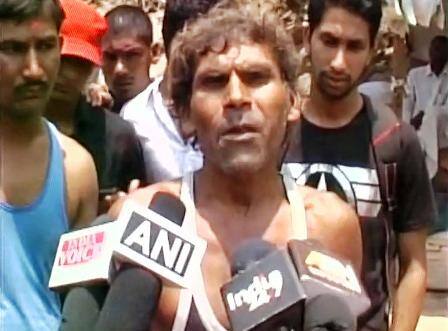 যাই হোক তাঁর এই অদ্ভূত অভ্যেসের কারণে তিনি শহরে বেশ পরিচিত মুখ হয়ে উঠেছেন।(ছবি সৌজন্যে: এএনআই-টুইটার)