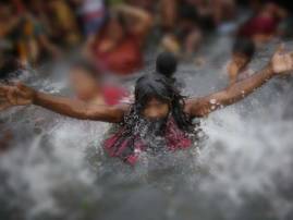কুণ্ডে ডুব দিয়ে ১১ টাকায় ‘পাপমুক্তি’র সার্টিফিকেট!