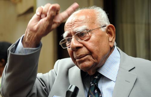 Jethmalani moves SC against Karnataka Guv's decision inviting BJP to form govt কর্নাটক: এবার রাজ্যপালের সিদ্ধান্তের বিরুদ্ধে সুপ্রিম কোর্টে রাম জেঠমালানি