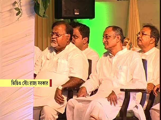 শপথগ্রহণ অনুষ্ঠানে পার্থ চট্টোপাধ্যায়-অমিত মিত্র