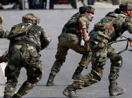 Top Hizb Militant Arrested In Kashmir কাশ্মীরে ‘আত্মসমর্পণ’ শীর্ষ হিজবুল সন্ত্রাসবাদীর