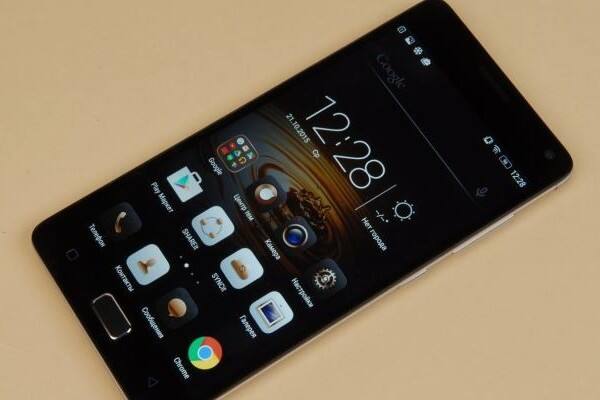 অ্যানড্রোয়েড ৫.১.১ ললিপপ-এর সাহায্যে চলে এই স্মার্টফোনটি। মাইক্রো-চিপও চলে এই ফোনে