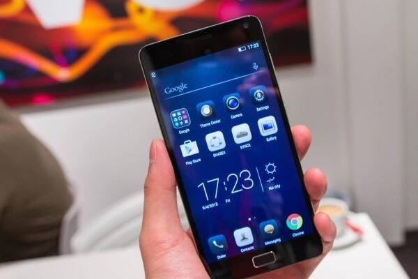 ফোরজি এলটিই-ও চলে এই ফোনে। এই স্মার্টফোনে থ্রি জি, ওয়াইফাই, ব্লু-টুথ, জিপিএস, মাইক্রো-ইউএসবি-র সুবিধা আছে। ফোনের ২৩০০এসএএইচ ব্যাটারি আছে। লেনভো ভাইব সি-র ৫ এমপি-র রিয়ার ক্যামেরা এবং ২ এমপি-র ফ্রন্ট ক্যামেরা আছে।