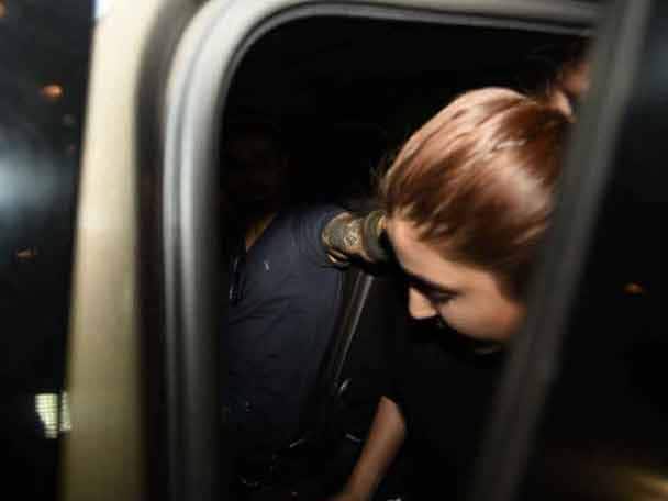 অনুষ্কা শর্মা ‘সুলতান’ ছবির শ্যুটিংয়ের জন্যে যাচ্ছিলেন হাঙ্গেরি। তাঁকে বিমানবন্দরে ছাড়তে এলেন বিরাট কোহলি