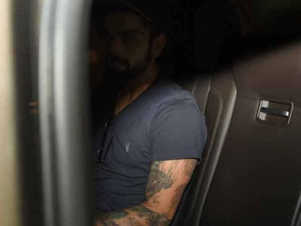 অনুষ্কা শর্মা ‘সুলতান’ ছবির শ্যুটিংয়ের জন্যে যাচ্ছিলেন হাঙ্গেরি। তাঁকে বিমানবন্দরে ছাড়তে এলেন বিরাট কোহলি