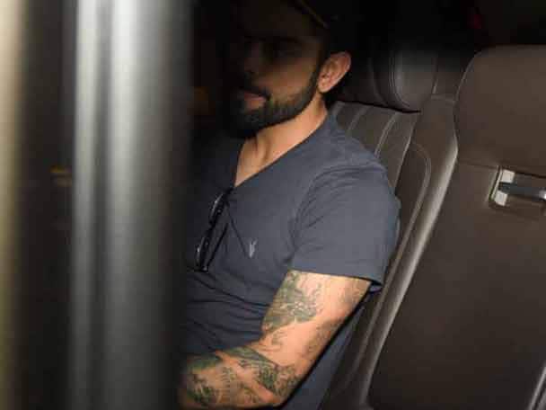 অনুষ্কা শর্মা ‘সুলতান’ ছবির শ্যুটিংয়ের জন্যে যাচ্ছিলেন হাঙ্গেরি। তাঁকে বিমানবন্দরে ছাড়তে এলেন বিরাট কোহলি