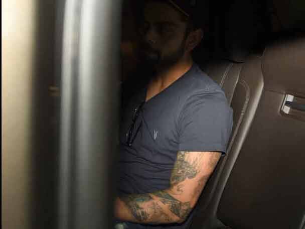 অনুষ্কা শর্মা ‘সুলতান’ ছবির শ্যুটিংয়ের জন্যে যাচ্ছিলেন হাঙ্গেরি। তাঁকে বিমানবন্দরে ছাড়তে এলেন বিরাট কোহলি