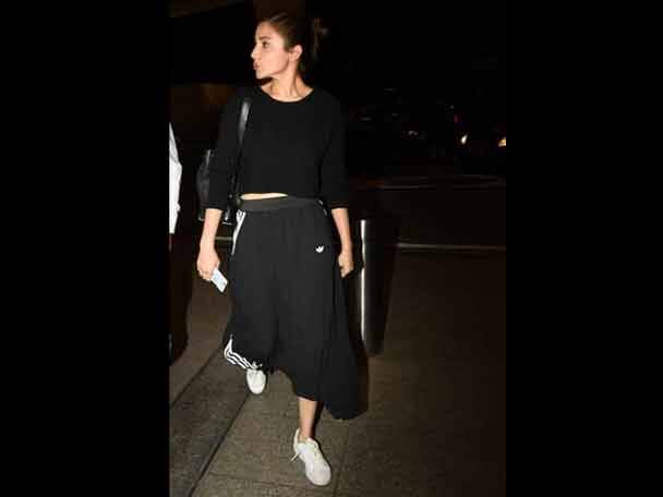 অনুষ্কা শর্মা ‘সুলতান’ ছবির শ্যুটিংয়ের জন্যে যাচ্ছিলেন হাঙ্গেরি। তাঁকে বিমানবন্দরে ছাড়তে এলেন বিরাট কোহলি