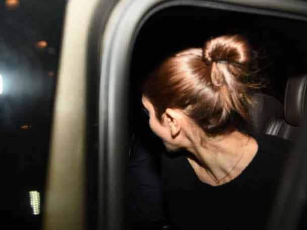 অনুষ্কা শর্মা ‘সুলতান’ ছবির শ্যুটিংয়ের জন্যে যাচ্ছিলেন হাঙ্গেরি। তাঁকে বিমানবন্দরে ছাড়তে এলেন বিরাট কোহলি