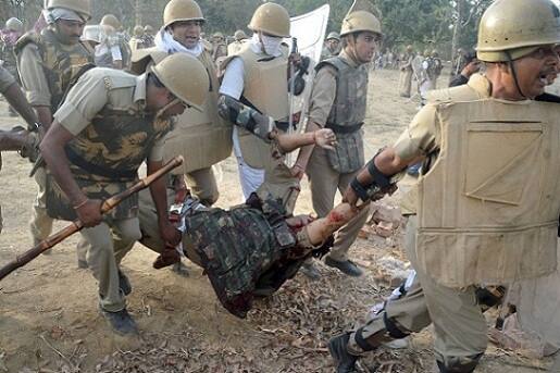 নিহত পুলিশ আধিকারিকদের পরিবারের লোকেদের সাহায্য করার কথাও জানিয়েছেন মুখ্যমন্ত্রী। ছবি সৌজন্যে এএফপি