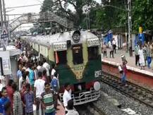 হকার উচ্ছেদ অভিযান ঘিরে রণক্ষেত্র বারুইপুর স্টেশন চত্বর, ট্রেনে ভাঙচুর, বোমাবাজি