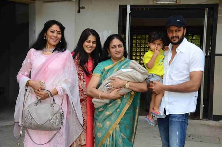 এই ছবিগুলোয় স্বামী অভিনেতা রীতেশ দেশমুখ ও শ্বাশুড়ির সঙ্গে দেখা যাচ্ছে জেনেলিয়াকে। রীতেশের মায়ের কোলে নবজাত পুত্র। আর রীতেশের কোলে তাঁদের বড় ছেলে। (ছবি: মানব মঙ্গলানি)