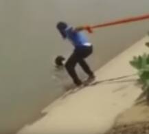 পাগড়ির সাহায্যে ডুবন্ত কুকুরকে বাঁচালেন শিখ যুবক