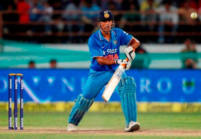 এঁদের থেকে অবশ্য অনেক এগিয়ে এম এস ধোনি। তাঁরও ব্যাটে গেইলের মত স্পার্টান স্টিকার। নেন ৬ কোটি টাকা। 