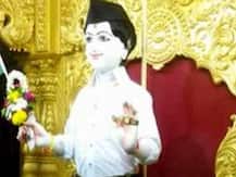 ভগবান স্বামীনারায়ণকে আরএসএস-এর পোশাক পরিয়ে বিতর্কে মন্দির কর্তৃপক্ষ