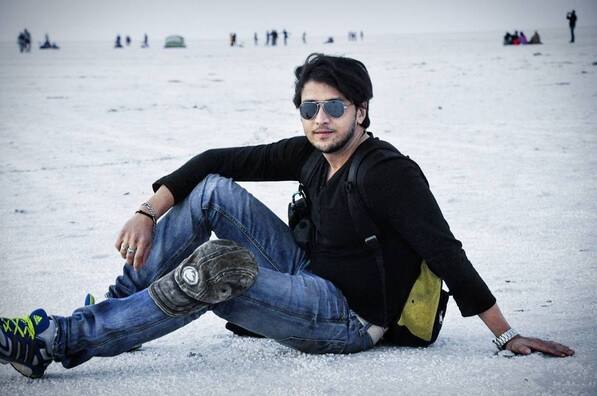 মহিলা ভক্তদের জন্য সুখবর, বর্তমানে কারও সঙ্গে প্রেম করছেন না কিংশুক। ছবি সৌজন্যে ফেসবুক ও ইনস্টাগ্রাম