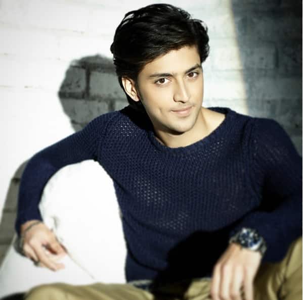 বিভিন্ন ধরনের চরিত্রে অভিনয় করার জন্য তৈরি কিংশুক। ছবি সৌজন্যে ফেসবুক ও ইনস্টাগ্রাম