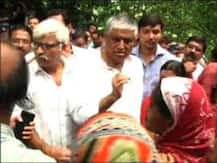 বসিরহাট রাজনৈতিক সংঘর্ষ: গৃহহীনদের সঙ্গে ত্রাণশিবিরে সাক্ষাৎ বাম-কংগ্রেস নেতাদের