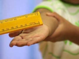 Teacher Lights Camphor Over Kids Foot To Discipline Them শৃঙ্খলাহীনতার শাস্তি, তামিলনাড়ুতে বাচ্চাদের পা ধূপ দিয়ে পুড়িয়ে দিলেন ‘শিক্ষিকা’