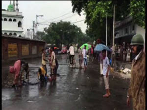 সকাল-বিকেল গুলি,বাইকে আগুন, প্রোমোটারি দৌরাত্ম্যে আতঙ্কে এন্টালি, গুলিবিদ্ধ ১