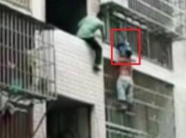 Watch What Happens When 2 Yr Old Boy Gets His Head Stuck Between A Pair Of Narrow Window Bars ভিডিওতে দেখুন: বারান্দার গ্রিলে মাথা আটকে শূন্যে দুবছরের শিশু, প্রতিবেশীদের চেষ্টায় উদ্ধার