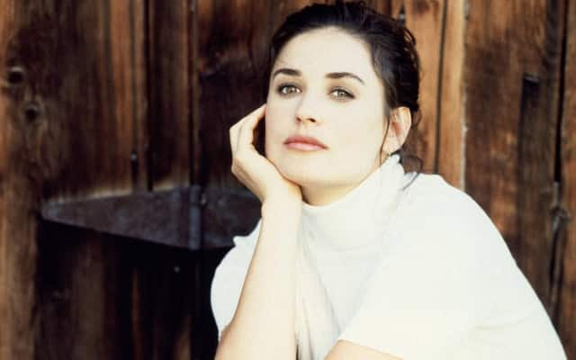 ডেমি মুর একাধারে হলিউড অভিনেত্রী, পরিচালক এবং গীতিকার। ৫৩ বছরেও এভারগ্রিন তিনি।