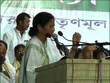 চিন্তার কারণ নেই, চাষিরা জমি ফেরত পাবেন, সিঙ্গুর নিয়ে প্রশ্নের মুখে মমতা