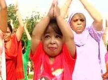 বিশ্বের উচ্চতায় সবথেকে খাটো মহিলার যোগ দিবস পালন