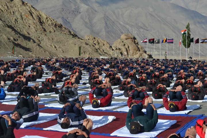 যোগাসনের আসর আয়োজন করে সেনাবাহিনীর ‘ফায়ার অ্যান্ড ফিউরি’ কোরছবি সৌজন্য: প্রতিরক্ষামন্ত্রক