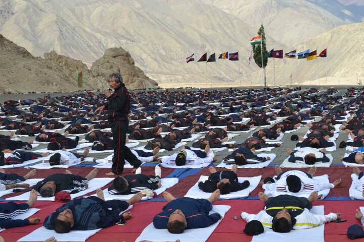 একইসঙ্গে যোগাসন পালিত হয় লেহ, কার্গিল সহ অন্যান্য ফরোয়ার্ড এরিয়ায়।ছবি সৌজন্য: প্রতিরক্ষামন্ত্রক
