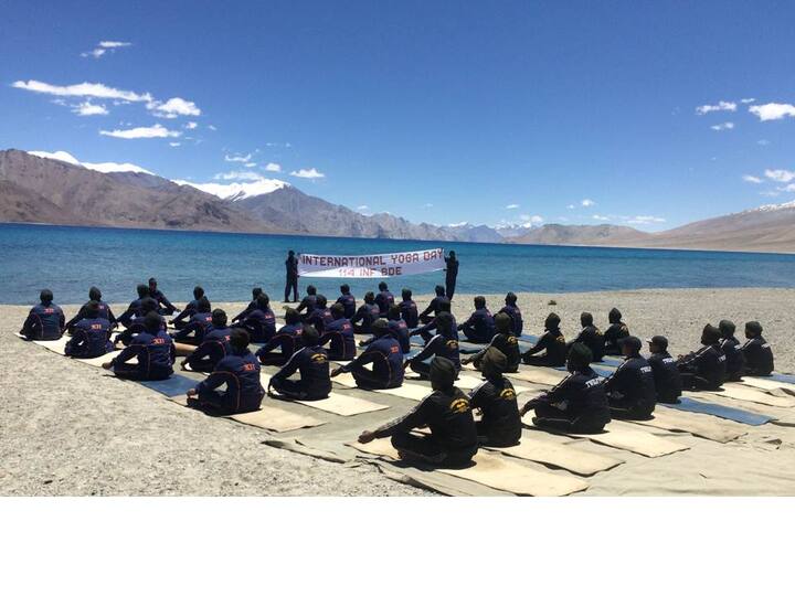 প্রায় ৯০০ জওয়ান এবং অফিসার লেহ-তে যোগাসন করেন।ছবি সৌজন্য: প্রতিরক্ষামন্ত্রক