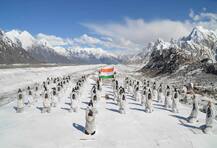 সিয়াচেনের বরফে যোগাভ্যাস ভারতীয় জওয়ানদের