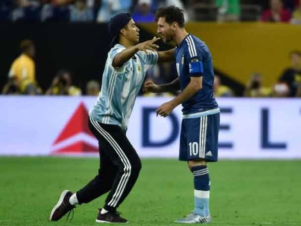 দীর্ঘদিন বড় ট্রফি পায়নি আর্জেন্তিনা। মাঠের মধ্যেই নায়ককে সেই অধরা মাধুরী এনে দেওয়ার আবদার ভক্তের