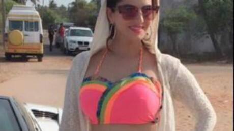 এই ছবিতে রাম গোপাল যে টুইট করেন তাঁর উত্তরে সানি লেখেন, ধন্যবাদ স্যর, ও চকোলেট খেতে খুব ভালোবাসত। 