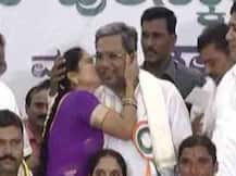 প্রকাশ্য সভায় কর্ণাটকের মুখ্যমন্ত্রী সিদ্দারামাইয়াকে চুম্বন পঞ্চায়েত সদস্যার!