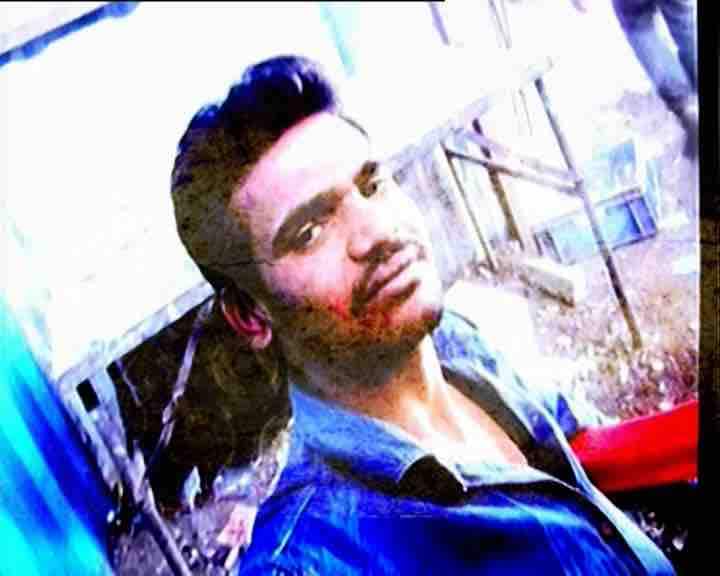 জেলেও যেতে হয় হিতেশকে। জেল থেকে ফিরে হিতেশ তাঁর গার্লফ্রেন্ডকে এড়িয়ে চলার চেষ্টা করছিলেন। কিন্তু ওই তরুণী হিতেশের ওপর অত্যাচার চালাতে শুরু করে বলে অভিযোগ।