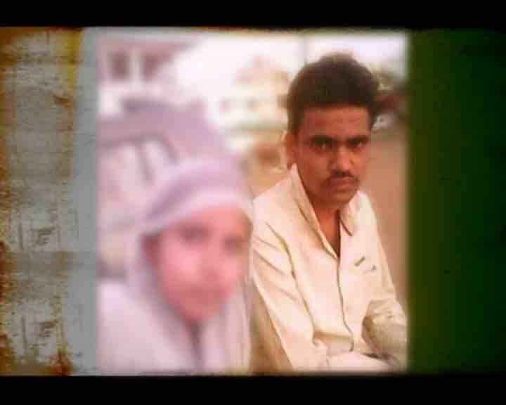 পরিবারের দাবি, ওই তরুণী প্রতিদিন হিতেশের মোবাইলে ৩০০-৪০০ বার ফোন করত।