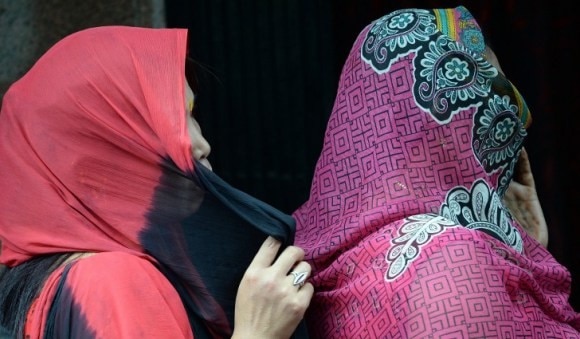 Police Bursts Prostitution Racket in Nalgonda Hyderabad, Arrests Several Nalgonda: గుడిలో పూజారి.. చేసింది మాత్రం పాడు పని.. భార్య కూడా సహకారం, షాక్ అయిన పోలీసులు
