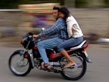 হেলমেট ছাড়া দু-চাকার যানে পেট্রোল নয়! নয়া নিদান কেরলে