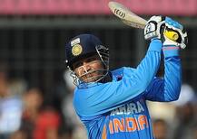 যখন হরভজনের বলে এক ডজন ছক্কা মেরেছিলেন সহবাগ