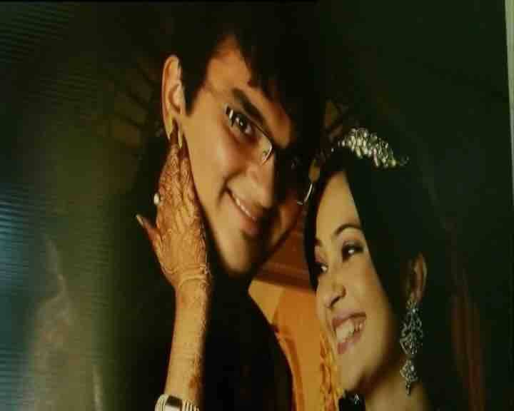 ঘটনাস্থলে যায় পুলিশ। ভেলসির বয়ান নেয়। ভেলসি জানায়, রাত পৌনে দশটা নাগাদ বাড়ির কলিং বেল বেজে ওঠে। তার স্বামী দরজা খুলতেই হাতে অস্ত্রশস্ত্র নিয়ে কয়েকজন দুষ্কৃতী ঢুকে পড়ে। তার ভেলসির গলার হার ও আংটি ছিনিয়ে নেয় এবং তাঁদের শিশুসন্তানকে একটি ঘরে ঢুকিয়ে দরজা বন্ধ করে দেয়।