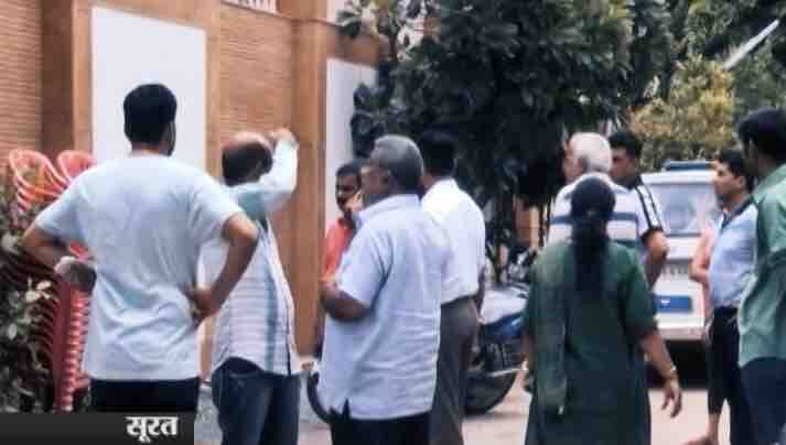 দিশিতের মা-বাবা ছুটি কাটাতে বিদেশী গিয়েছিলেন। ইতিমধ্যে সুকেতু তার গাড়ির চালককেও ষড়যন্ত্রে সামিল করে নেয়।