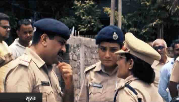 সিসিটিভি ফুটেজে দেখা যাচ্ছে, দিশিত গাড়িতে করে নিজের বাড়িতে ফিরছেন। এর ঠিক পরেই একই রাস্তা দিয়ে আসছে একটি অটো। অটোতে যাত্রী দুইজন।তারা হল সুকেতু ও তার গাড়ির চালক। পরে অটো থেকে নেমে ওই দুজন দিশিতের বাড়ির দিকে আসে। তাদের হাতে ছিল ব্যাগ। সেই ব্যাগেই ছিল অস্ত্রশস্ত্র।