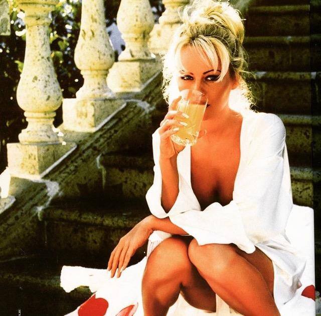 তিনি আমেরিকা ও কানাডার দ্বৈত নাগরিকত্বধারী