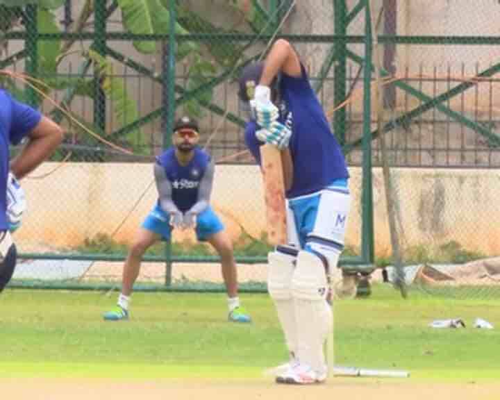 এর আগে ম্যাচে বেশ কয়েকবার বল করতে দেখা গিয়েছে বিরাটকে।