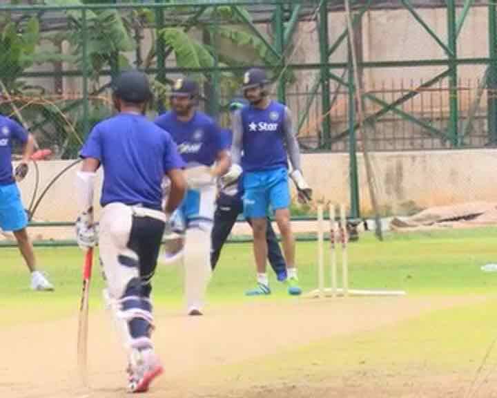 সেই দলের নেতা বিরাট।