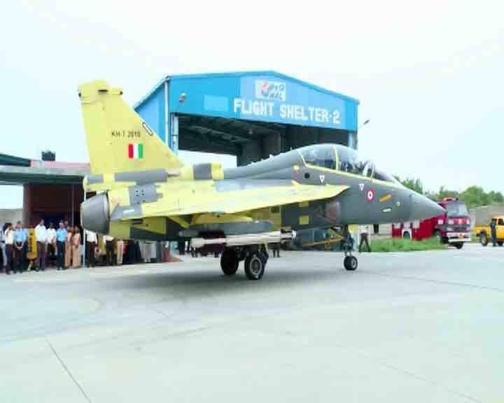 মিগ-২১ এর পরিবর্ত হিসেবে বায়ুসেনায় জায়গা নেবে তেজস।