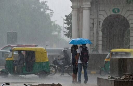 আবহাওয়া দফতরের পক্ষ থেকে চরণ সিংহ শনিবার দিল্লিতে বর্ষা আসার খবর কথা ঘোষণা করেছেন। ছবি সৌজন্যে এএফপি