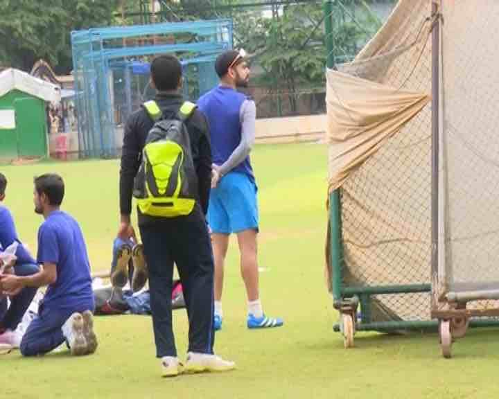  কী করেছেন? প্র্যাকটিসে বিরাট ফুটবল বুট পরে মাঠে নামেন। 