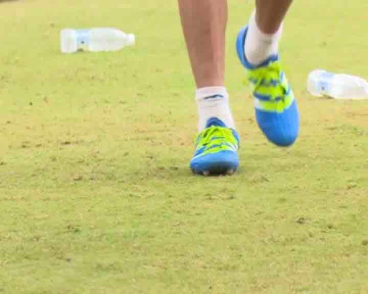  বাকিরা ক্রিকেট শ্যু পরে নামলেও বিরাট ব্যতিক্রম। 
